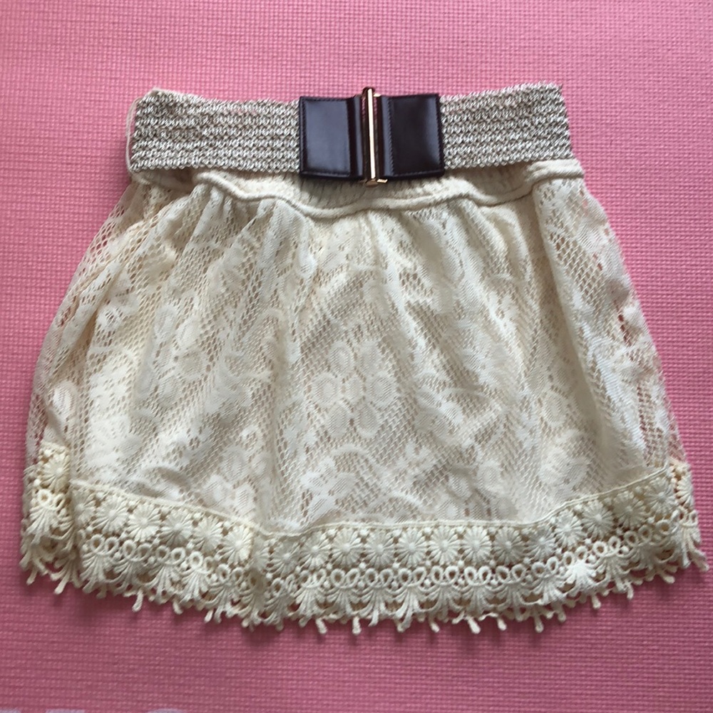 Super cute cream skirt 😍